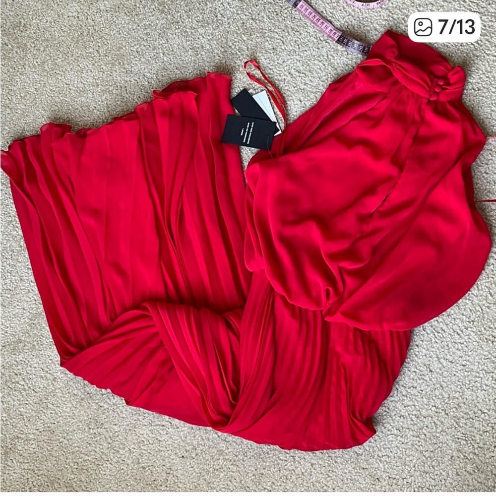 NWT Aqua Women’s Red Chiffon Halter Neck Pleated Skirt Maxi Formal Gown, Size 6